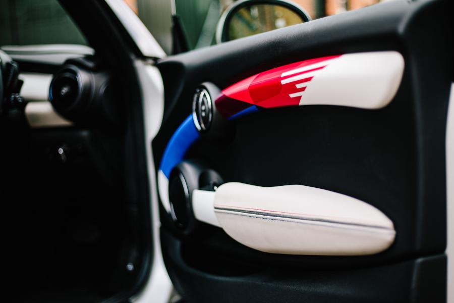 Детали интерьера Mini Cooper S for Royal Wedding (F56) 2018 года  (фото 42 из 64)